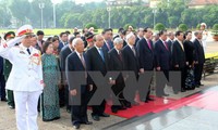 Pimpinan Partai Komunis dan Negara berziarah ke Mousolium Presiden Ho Chi Minh