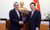 Deputi PM, Menlu Pham Binh Minh sementara terpisah menerima delegasi Kuba dan Laos