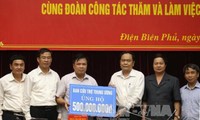 Ketua Pengurus Besar Front Tanah Air Vietnam, Tran Thanh Man mengunjungi warga yang terkenakan pengaruh karena hujan dan banjir di Provinsi Dien Bien