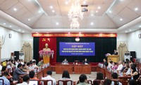 Ketua Pengurus Besar Front Tanah Air Vietnam melakukan pertemuan dengan para wirausaha dan badan-badan usaha yang tipikal