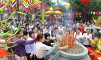 Festival Musim Gugur Con Son-Kiep Bac: puluhan ribu warga menghadiri upacara memohon ketenteraman dan festival lampu bunga