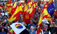 Pawai protes terhadap pemisahan Katalonia keluar dari Spanyol
