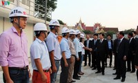 Deputi PM Vietnam, Trinh Dinh Dung melakukan temu kerja dengan Badan Pengarahan Laos tentang Proyek Pembangunan Gedung Parlemen Laos