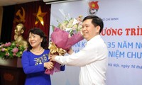 Upacara pemberian lencang peringatan “Demi generasi muda” kepada 14 pejabat di Kementerian Pendidikan dan Pelatihan Vietnam
