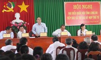Para anggota MN Vietnam melakukan kontak dengan para pemilih di daerah-daerah