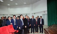 Deputi PM Vuong Dinh Hue menghadiri upacara peresmian Gedung Gabungan Koridor Internasional Cau Treo