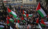 Tentara Israel berbentrokan dengan para demonstran Palestina sehingga jatuh banyak korban