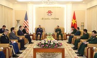 Kepala Staf Umum Tentara Rakyat Vietnam, Phan Van Giang menerima Panglima Angkatan Udara Pasifik AS