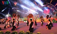 Aktivitas-aktivitas dalam rangka Festival Bunga Da Lat menyerap kedatangan banyak pengunjung