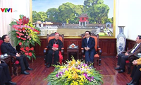 Uskup Agung Keuskupan Agung Hanoi berkunjung dan mengucapkan  selamat Hari Raya Tet kepada Komite Partai Komunis Kota Hanoi
