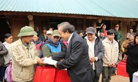 Deputi PM Vietnam, Truong Hoa Binh mengunjungi dan memberikan bingkisan kepada warga korban banjir dan hujan di Kabupaten Da Bac (Provinsi Hoa Binh)