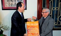 Presiden Vietnam, Tran Dai Quang mengucapkan selamat Hari Raya Tet kepada para intelektual tipikal Hanoi
