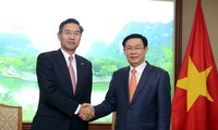 Deputi PM Vietnam, Vuong Dinh Hue, secara terpisah menerima Presiden Sumitomo Mitsui dan Presiden urusan hubungan Pemerintah dan Hukum Perusahaan Asuransi Prudential