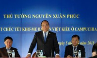 PM Vietnam, Nguyen Xuan Phuc melakukan pertemuan dan memberikan bingkisan kepada para diaspora Vietnam di Siem Riep, Kamboja