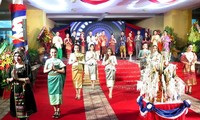 Mahasiswa Laos menyambut Hari Raya Tradisional Bunpimay di Kota Hue