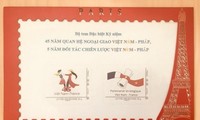 Mengedarkan perangkat perangko yang khusus memperingati hubungan antara Vietnam dan Perancis