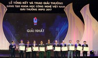 Memberikan penghargaan kreativitas sains-teknologi Vietnam
