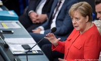 Kanselir Jerman, Angela Merkel menjawab interpelasi para legislator
