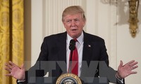 Presiden AS, Donald Trump menandatangani dekrit menghentikan kebijakan migran “yang tidak kenal ampun”
