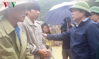 Wakil Ketua MN Vietnam, Phung Quoc Hien memeriksa pekerjaan mengatasi akibat hujan dan banjir di Provinsi Lai Chau