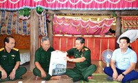 Wakil Ketua MN Vietnam, Do Ba Ty menyapa dan memberikan bingkisan kepada warga daerah banjir di Kabupaten Van Ban, Provinis Lao Cai