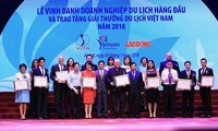 Deputi PM Vietnam, Vu Duc Dam menghadiri upacara memuliakan badan usaha pariwisata primer Vietnam