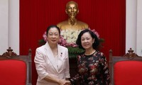Kepala Departemen Penggerakan Massa Rakyat KS PKV, Truong Thi Mai menerima delegasi legislator wanina  dari Partai Liberal Demokrat Jepang