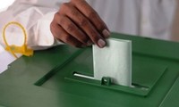 Para pemilih Pakistan mulai memberikan suara dalam pemilu