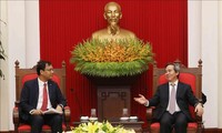 Kepala Departemen Ekonomi KS PKV, Nguyen Van Binh menerima pimpinan grup-grup  Facebook, Apple, Coca Cola