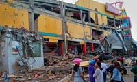 Gempa dan tsunami di Indonesia: jumlah orang yang tewas telah bertambah menjadi kira-kira 1.300 orang