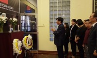 Upacara berziarah untuk mantan Sekjen KS PKV Do Muoi di Kedubes-Kedubes Vietnam di luar negeri