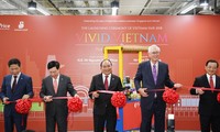 PM Vietnam, Nguyen Xuan Phuc menggunting pita untk membuka Pekan barang Vietnam di Singapura