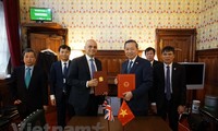 Vietnam dan Inggris menandatangani nota kesepahaman tentang kerjasama mencegah dan memberantas penyelundupan manusia