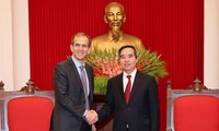 Kepala Departemen Ekonomi KS PKV, Nguyen Van Binh menerima Wakil Presiden  Grup Google. 