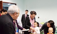 Pimpinan Partai Komunis dan Negara Vietnam mengunjungi dan memberikan bingkisan Hari Raya Tet kepada warga
