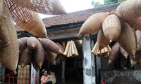 Menjaga produk-produk khas dari desa kerajinan Vietnam