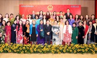 Para Dubes perempuan,  para Kepala Korps Diplomatik dan organisasi-organisasi internasional telah berjalan seperjalanan dengan Vietnam