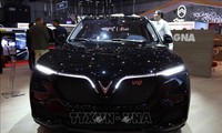 VinFast mengadakan unjuk muka model mobil SUV Lux versi khusus di pameran mobil Jenewa