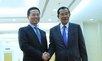 PM Kamboja menginginkan agar Viet Nam membantu membangun Pusat Pengawasan Keselamatan Informasi Jaringan Nasional