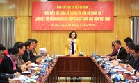 Mengembangkan peranan sebagai jembatan penghubung antara Vietnam dengan rakyat negeri-negeri di dunia