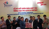 Menandatangani Notulen tentang promosi dan sosialisasi pariwisata antara Direktorat Jenderal Pariwisata Vietnam dengan Vietjet Air
