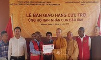 Pengurus Besar Sangha Buddha Vietnam memberikan barang bantuan kepada korban dalam supra taupan Idai di Mozambik