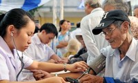 Keempat rumah sakit besar melakukan pemeriksaan dan pengobatan gratis di Patung Monumen Ly Thai To, Distrik Hoan Kiem, Kota Ha Noi