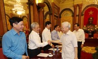 Sekjen, Presiden Nguyen Phu Trong melakukan pertemuan akrab wakil delegasi Ketua Pengurus Front Tanah Air Vietnam 