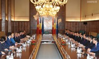 PM Rumania, Viorica Dancila memimpin acara penyambutan kepada PM Vietnam,Nguyen Xuan Phuc