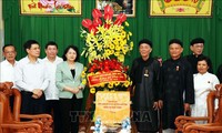 Wapres Vietnam, Dang Thi Ngoc Thinh mengunjungi dan mengucapkan selamat kepada Dewan Pengurus Pusat Tinh Do Cu Si Phat Hoi Vietnam