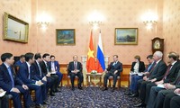 PM Nguyen Xuan Phuc melakukan pembicaraan dengan PM Federasi Rusia, Dmitry A.Medvedev