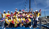 Para kontestan “Suara Nyayian ASEAN+3” menghayati wisata di Teluk Ha Long