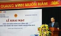 Kursus latihan pengajaran bahasa Vietnam untuk para guru Vietnam di luar negeri 