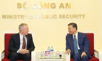 Menteri Keamanan Publik, Jenderal To Lam menerima Wakil Ketua urusan kebijakan publik dan hubungan Pemerintah dari Google, Ted Osius